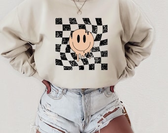 Bluza z okrągłym dekoltem Smiley Face. Sweter w kratkę. Bluza w kratkę retro. Modny okrągły dekolt. Zniszczony sweter vintage.