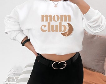 Bluza z okrągłym dekoltem Mom Club. Modny prezent dla mamy. Graficzny sweter. Dzień Matki. Prezent dla niej. Odzież damska. Życie mamy. Komfortowe kolory.