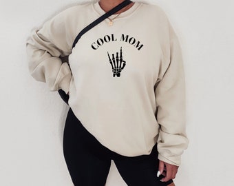 Bluza z okrągłym dekoltem Cool Mom. Sweter Rock On Skeleton Hand. Modny prezent dla mamy. Motyw Halloween. Sweter Rock On Graphic. Dzień Matki.