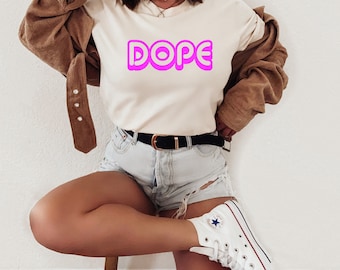 Dope Tee. Modny T-shirt z okrągłym dekoltem. Koszulka z odjazdową czcionką. Urocza koszulka retro. Gorący róż. Pomysł na prezent. Koszulka z krótkim rękawem unisex. Wygodna koszulka.