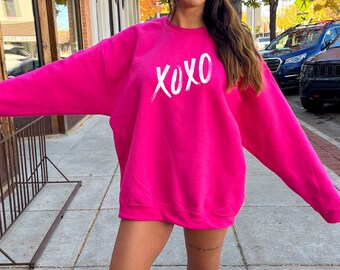 Sweter na Walentynki. Bluza XOXO. Okrągły dekolt V-Day. Bądź moją Walentynką. Pomysł na prezent dla niej. Urocza modna koszula. Minimalistyczny, przytulny sweter.