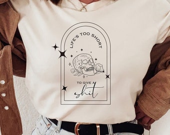 Koszulka Life's Too Short. Wzór czaszki. Minimalistyczna koszulka. Modny okrągły dekolt. Koszulka z krótkim rękawem. Pomysł na prezent. Koszulka unisex. Neutralna. Humor halloweenowy