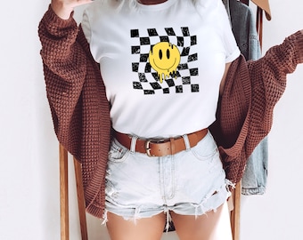 Koszulka z okrągłym dekoltem Smiley Face. Koszula w kratkę. Retro koszulka w kratkę. Modna koszulka z okrągłym dekoltem. Zniszczona koszulka vintage. Żółta Smiley.