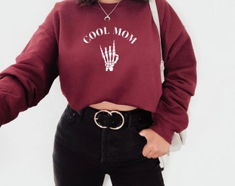 Bluza z okrągłym dekoltem Cool Mom. Sweter Rock On Skeleton Hand. Modny prezent dla mamy. Motyw Halloween. Sweter Rock On Graphic. Dzień Matki.