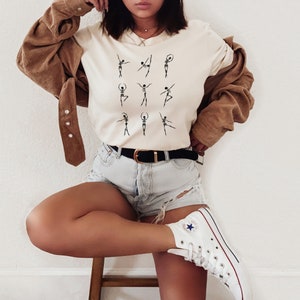 Tanzende Skelette T-Shirt. Skelett Shirt. Minimalistisches T-Shirt. Trendiger Rundhalsausschnitt. Kurzarm T-Shirt. Geschenkidee. Unisex Shirt. Neutral. Halloween.