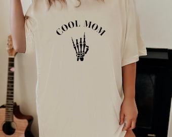 Koszulka Cool Mom Crewneck. Koszulka z krótkim rękawem. Rock On Skeleton Hand. Modny prezent dla mamy. Tematyka Halloween. Koszulka z grafiką Rock On. Dzień Matki.