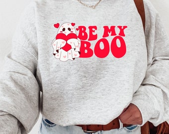 Bluza Be My Boo. Walentynkowy sweter. Straszny walentynkowy duch. Odlotowy graficzny sweter. Czerwone serca. Uroczy, modny okrągły dekolt. Pomysł na prezent.