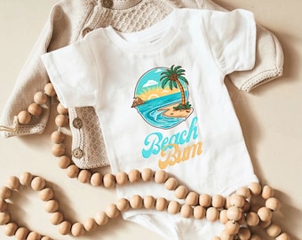 Beach Bum Baby Onesie®. Ubranka dla niemowląt Tropical Beach. Prezenty na baby shower. Letnie dziecko. Wakacyjne dziecko. Palm Tree Onesie®. Modna koszulka dla malucha