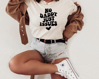 No Daddy Just Issues. Koszulka Daddy Issues. Modna koszula z okrągłym dekoltem. Krótki rękaw. Koszulka retro. Odlotowy T-shirt. Sarkastyczna śmieszna koszulka. Pomysł na prezent.