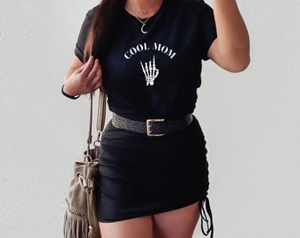 Koszulka Cool Mom Crewneck. Koszulka z krótkim rękawem. Rock On Skeleton Hand. Modny prezent dla mamy. Tematyka Halloween. Koszulka z grafiką Rock On. Dzień Matki.