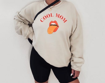 Bluza z okrągłym dekoltem Cool Mom. Sweter z teksturą grunge. Bluza z wyciętym językiem. Modny okrągły dekolt. Zniszczony sweter vintage. Sweter Lips.