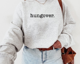 Bluza Hungover. Przytulny strój domowy. Modny sweter z okrągłym dekoltem. Sarkastyczny, zabawny sweter. Pomysł na prezent. Sweter unisex. Minimalistyczna koszulka z grafiką.