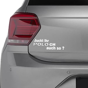 Puede incluir: Parte trasera de un coche gris con una pegatina blanca que dice "Juckt Ihr POLO CH auch so ?". El coche tiene un alerón negro y una luz trasera roja.