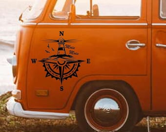 Pode incluir: Uma van laranja vintage com um adesivo preto de bússola e farol no lado. O adesivo diz "Moin Moin" e apresenta uma bússola com as direções N, S, E e W.