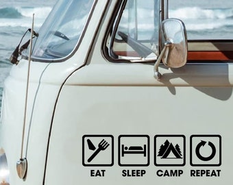 Op de afbeelding: Een witte bestelwagen met een zwarte sticker waarop staat "Eten, Slapen, Kamperen, Herhalen" met pictogrammen voor elk woord. De pictogrammen zijn een vork en mes, een bed, een tent en een cirkel met een pijl.