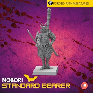 Pode incluir: Uma miniatura de plástico cinza de um guerreiro samurai segurando uma espada e um estandarte. A miniatura está em pé sobre uma base quadrada. O texto "NOBORI STANDARD BEARER" está impresso abaixo da miniatura.