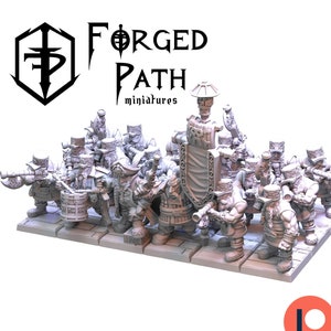 Könnte beinhalten: Eine Gruppe von 15 grauen Plastik-Miniaturfiguren von Zwergen, einige mit Waffen, andere mit Musikinstrumenten, die auf einer grauen Basis stehen, auf der ein Banner mit der Aufschrift "FORGED PATH miniatures" steht.