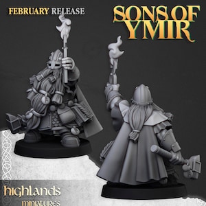Puede incluir: Una figura en miniatura de plástico gris de un guerrero enano sosteniendo un martillo y una antorcha. El enano lleva un casco, armadura y una capa. La miniatura está de pie sobre una base redonda. El texto "Sons of Ymir" es visible en el fondo.