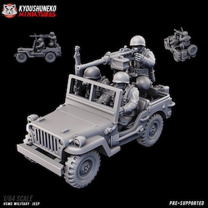 Puede incluir: Un jeep militar USMC gris a escala 1/64 con cuatro figuras en la cabina. El jeep tiene una ametralladora montada en la parte superior y una etiqueta pre-soportada.