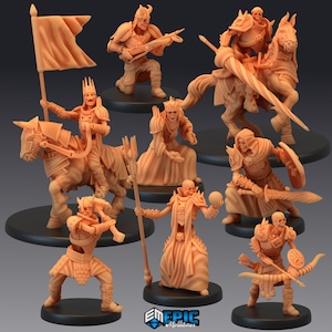 Puede incluir: Un conjunto de nueve figuras esqueléticas en miniatura, que incluyen un caballero a caballo, un guerrero con una espada, un mago con un bastón y un arquero con un arco y una flecha. Las figuras están pintadas en un color marrón claro y están posadas en varias poses de acción.