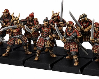 Könnte beinhalten: Eine Gruppe von acht Samurai-Miniaturfiguren, die auf einzelnen schwarzen quadratischen Sockeln stehen. Jeder Krieger trägt eine detaillierte rot-schwarze Lackrüstung mit goldenen Akzenten und Helmen und hält silberfarbene Schwerter.