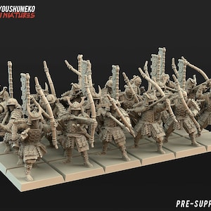 Puede incluir: Un grupo de miniaturas de arqueros samuráis, cada uno con arco y flecha, se prepara para la batalla. Visten armaduras y cascos detallados, con estandartes. Las miniaturas están sobre una base rectangular. El texto "PRE-SUPPORTED" es visible.