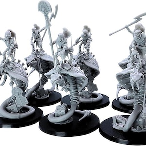 Puede incluir: Colección de seis figuras en miniatura sin pintar. Cada figura presenta un jinete esquelético sobre una criatura mecánica con forma de serpiente. Las figuras son grises y están montadas sobre bases circulares negras, con varias armas y accesorios.