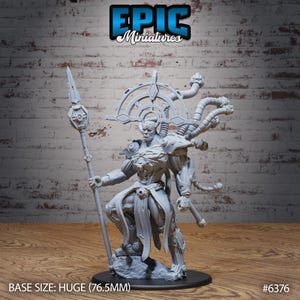 Peut inclure: Figurine miniature grise d'un guerrier avec une lance et une armure élaborée. La figurine présente un design détaillé, avec des tubes et une structure en forme de halo au-dessus de la tête. Taille de la base : Huge (76,5 mm). Le logo Epic Miniatures est visible.