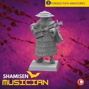 Puede incluir: Una figura miniatura pintada de gris de una figura esquelética que lleva un sombrero de ala ancha y una túnica larga, tocando un shamisen. La figura está de pie sobre una base gris. El texto "SHAMISEN MUSICIAN" está impreso debajo de la base.