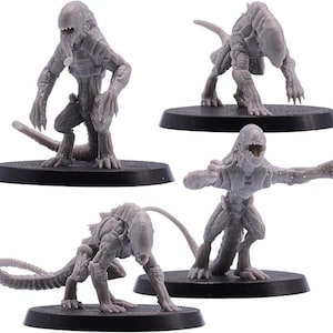Puede incluir: Cuatro miniaturas de alienígenas grises en varias poses, cada una montada sobre una base circular negra. Las criaturas tienen cabezas alargadas, garras afiladas y exoesqueletos detallados, ideales para juegos de mesa.
