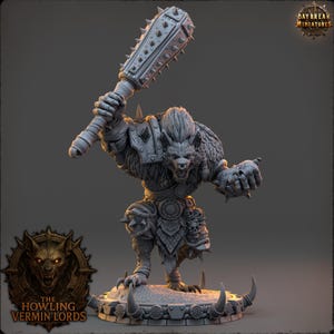 Könnte beinhalten: Detaillierte Miniaturfigur einer werwolfartigen Kreatur aus der Kollektion "The Howling Vermin Lords". Die graue Figur hält eine mit Stacheln besetzte Keule. Sie steht auf einem kreisförmigen Sockel mit dekorativen Elementen.