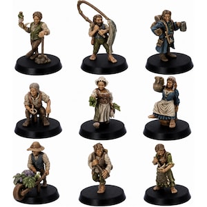 Peut inclure: Un ensemble de neuf figurines miniatures peintes représentant divers personnages en tenue rustique, chacune montée sur une base noire circulaire. Les personnages sont représentés dans des poses variées, tenant des outils, portant des produits ou buvant.