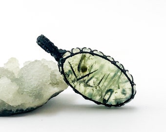 Prehniet ketting - macrame prehniet hanger - kristallen macrame ketting - mooie kristallen ketting - mooie kristallen ketting -