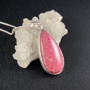 Collar chapado en plata de rodonita - collar de rodonita - colgante de rodonita - joyería de rodonita - colgante de piedra rodocrosita