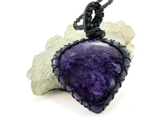 パープルチャロアイトのマクラメネックレス：手作りボヘミアン風宝石