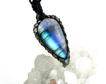 Macrame Labradorite Necklace - labradorite pendants - labradorite jewelry - iridescent necklace - crystal macrame necklace - witch necklace