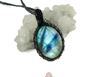 Macrame Labradorite Necklace - labradorite pendants - labradorite jewelry - iridescent necklace - crystal macrame necklace - witch necklace