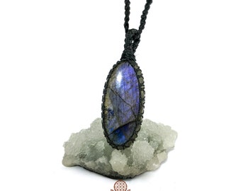 Macrame Labradorite Necklace - labradorite pendants - labradorite jewelry - iridescent necklace - crystal macrame necklace - witch necklace