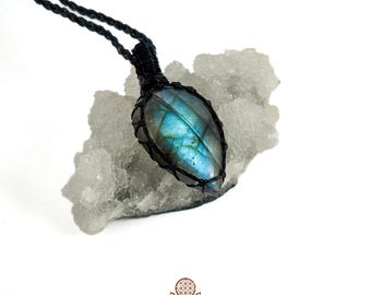 Macrame Labradorite Necklace - labradorite pendants - labradorite jewelry - iridescent necklace - crystal macrame necklace - witch necklace