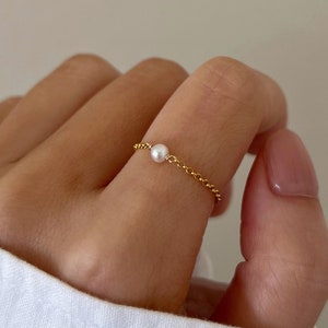 14Kゴールドフィルドパールの華奢リング、小さな淡水パールのスタッキングリング、ミニマリストな調節可能なリング、友人へのギフト、普段使いのゴールドジュエリー