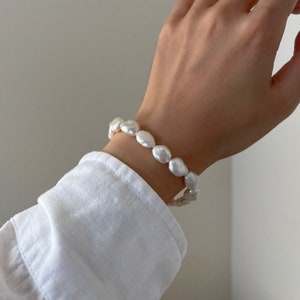 Bracelet de perles baroques, bracelet réglable rempli dor 14 carats, bracelet perlé en perles superposées, bracelet de perles irrégulières délicates, cadeau pour elle image 1