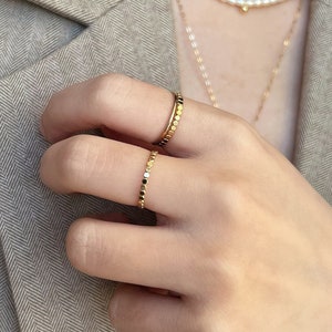 14K Gold Flacher Perlen Kugel Ring, Gehämmerter Stapel Dot Ring, Gold Gefüllter Dünner Ring, stapelbarer geschichteter Ring, zierlicher Alltagsring Minimalist Bild 7