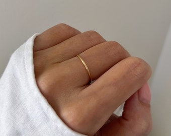 Bague empilable en or 14K, bague mince remplie d’or, bague empilable en or, bague de tous les jours délicate, bague en bande d’or, bague minimaliste, bague de superposition