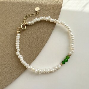 Pulsera de capas de perlas con cuentas mini de diópsido verde, pulsera en capas de oro de 14K, pulsera de piedras preciosas verdes, pulsera ajustable delicada
