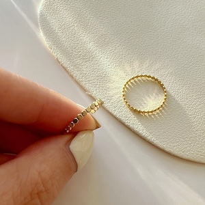 Anillo de oro de 14 quilates con bolas planas, anillo de puntos apilables martillados, anillo fino relleno de oro, anillo apilable en capas, anillo minimalista delicado para uso diario