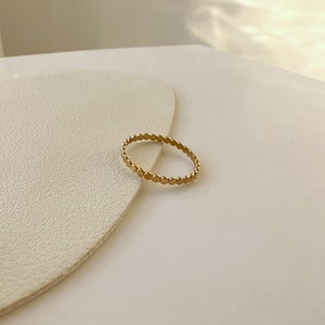 14K Gold Flacher Perlen Kugel Ring, Gehämmerter Stapel Dot Ring, Gold Gefüllter Dünner Ring, stapelbarer geschichteter Ring, zierlicher Alltagsring Minimalist Bild 2