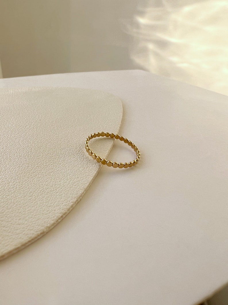 14K Gold Flacher Perlen Kugel Ring, Gehämmerter Stapel Dot Ring, Gold Gefüllter Dünner Ring, stapelbarer geschichteter Ring, zierlicher Alltagsring Minimalist Bild 2