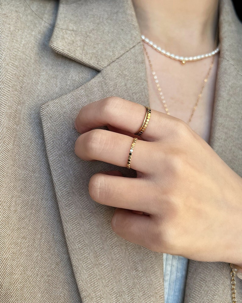 14K Gold Flacher Perlen Kugel Ring, Gehämmerter Stapel Dot Ring, Gold Gefüllter Dünner Ring, stapelbarer geschichteter Ring, zierlicher Alltagsring Minimalist Bild 7