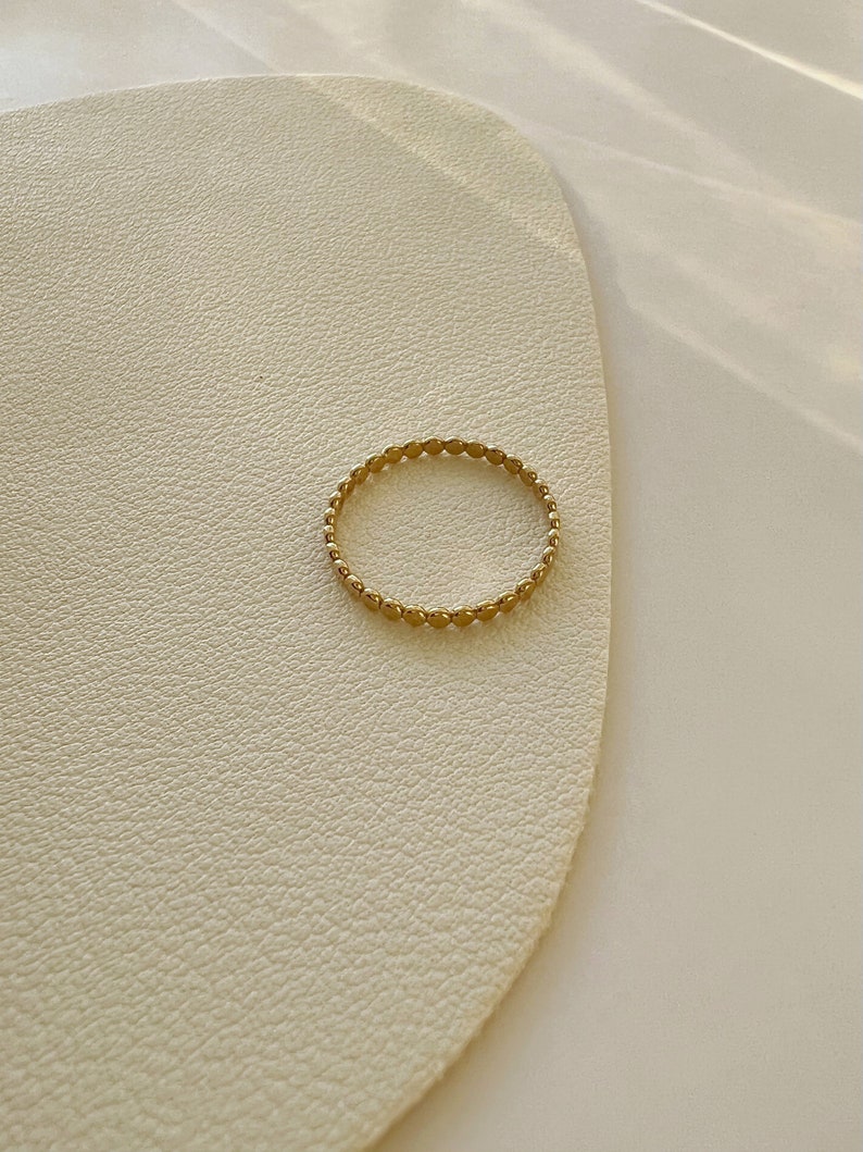 14K Gold Flacher Perlen Kugel Ring, Gehämmerter Stapel Dot Ring, Gold Gefüllter Dünner Ring, stapelbarer geschichteter Ring, zierlicher Alltagsring Minimalist Bild 3