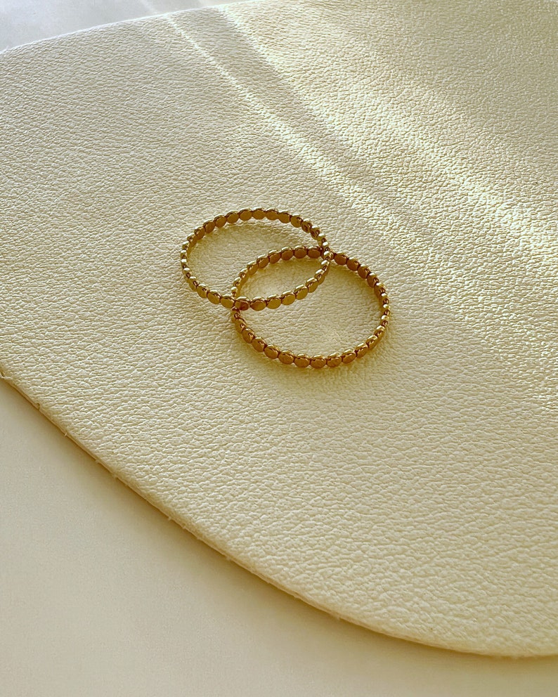 14K Gold Flacher Perlen Kugel Ring, Gehämmerter Stapel Dot Ring, Gold Gefüllter Dünner Ring, stapelbarer geschichteter Ring, zierlicher Alltagsring Minimalist Bild 6